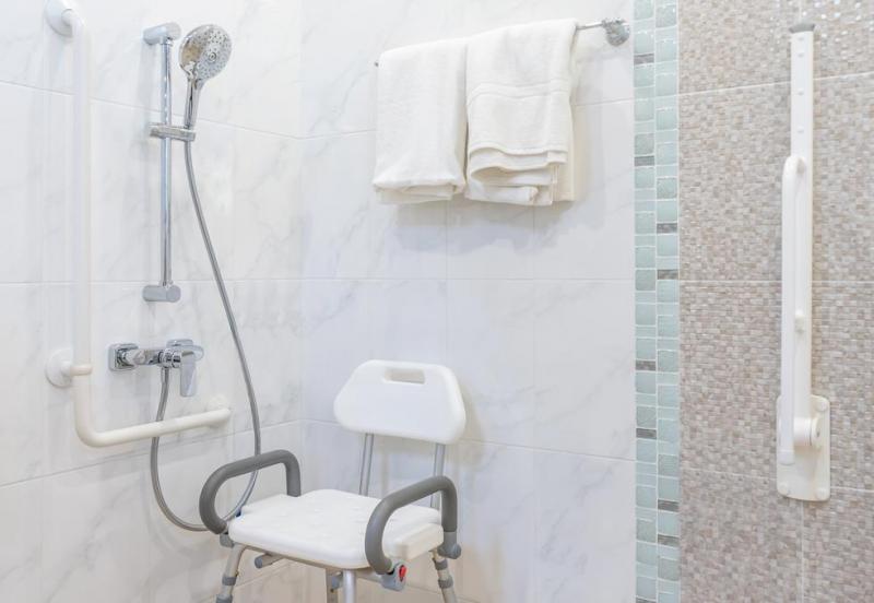 Aide &agrave; la toilette des seniors, douceur et respect au quotidien