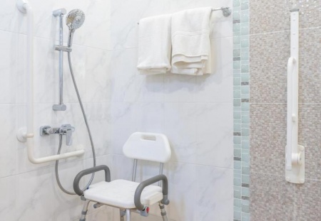 Aide &agrave; la toilette des seniors, douceur et respect au quotidien